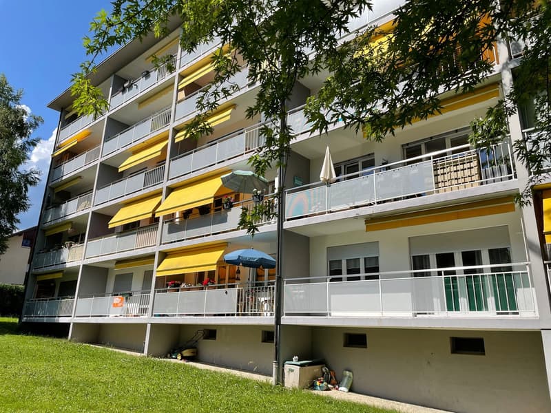 Appartement 3.5 pièces, 74 m² à Nyon – Route de St-Cergue, grand salon au rez-de-chaussée | CHF 1’953.–